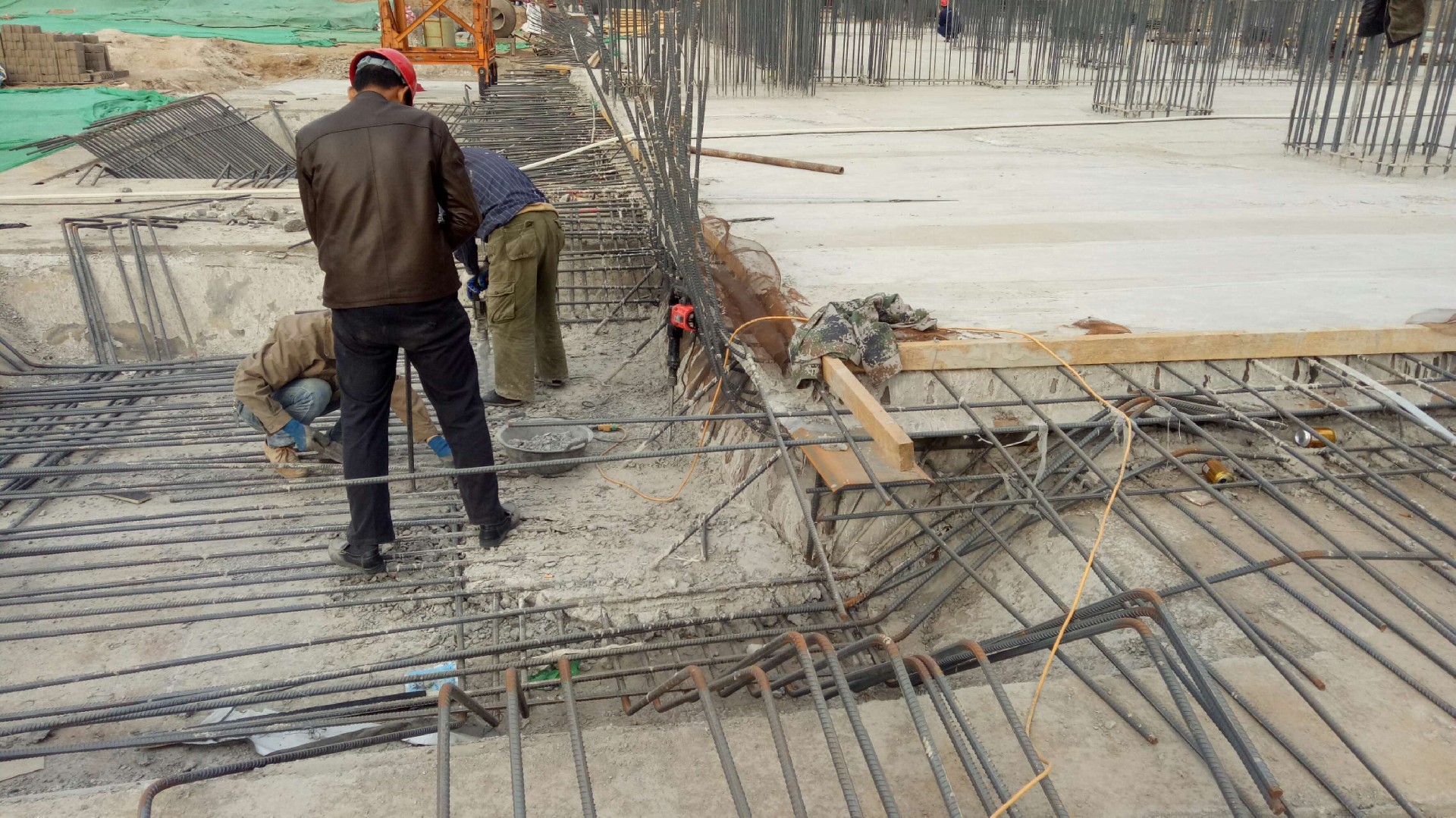 墻面剔鑿,剔鑿后澆帶,剔鑿漲模