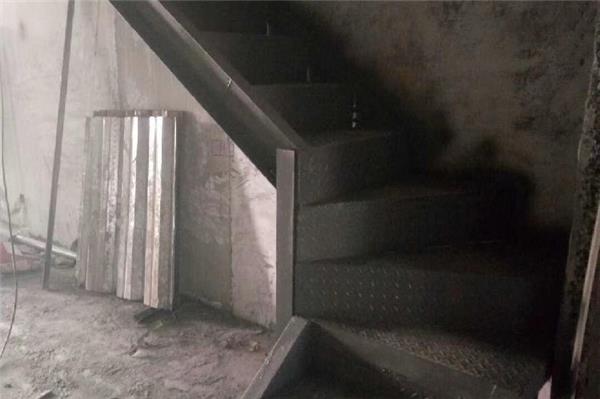 如何在不破壞建筑結構的前提下拆除混泥土樓梯？