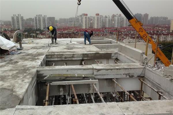 想在樓板上開個洞安裝一部樓梯，請問怎么開洞和加固？