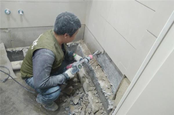 衛(wèi)生間墻上的瓷磚怎樣拆省力？