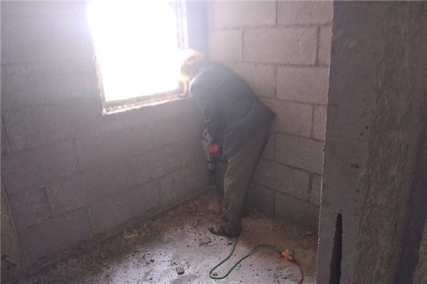 剔鑿地面的施工方案。