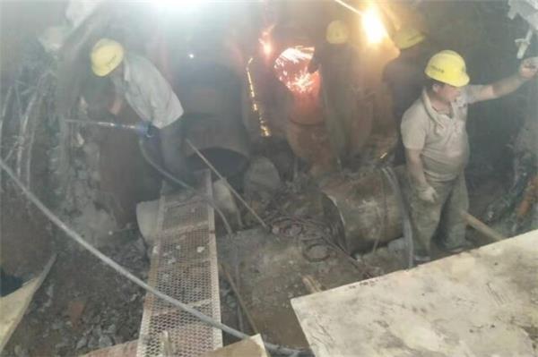 我們在工地想拆地基里的水泥墩子。請問用什么設備能快速有效的拆除