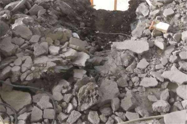 拆除水泥地面的方法。