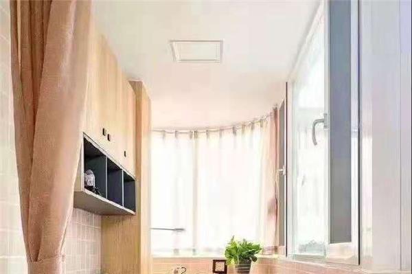 陽臺的面積特別小，想把它直接做成客廳的一部分，應(yīng)該如何設(shè)計呢？