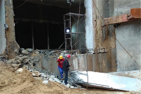 人工拆除鋼筋混凝土的方法。