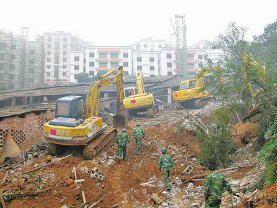 建筑拆除施工，使用鉤機拆除樓房的方法