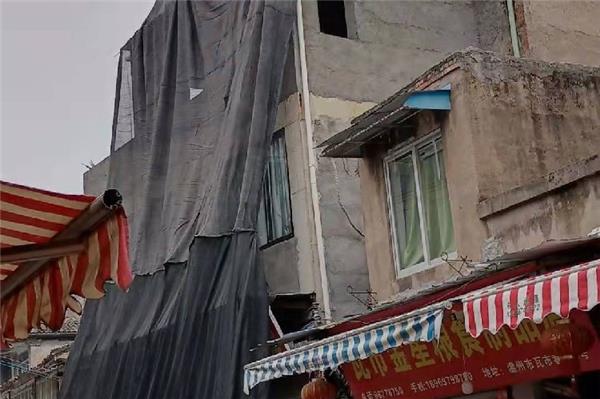 業(yè)主偷偷給危房“加固”？執(zhí)法人員：違法加蓋，必須拆！