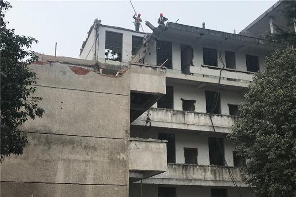 農村施工隊1100元包工料，拆模沒兩天樓板裂2米，小伙氣壞了