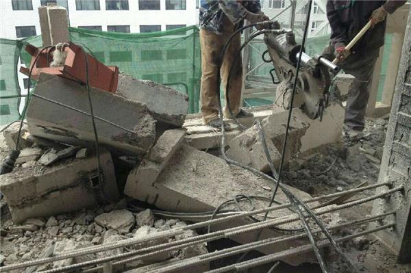 拆除舊地磚不用花錢請師傅，自己在家就能解決，一點兒也不難