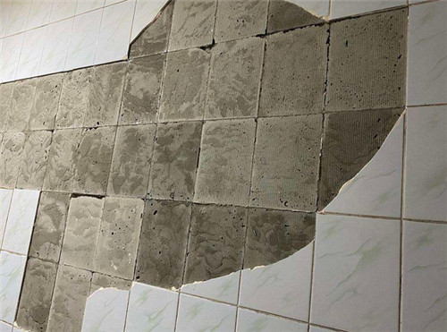 墻上的一塊瓷磚壞了想換掉,教你如何標(biāo)準(zhǔn)拆卸和更換瓷磚技巧