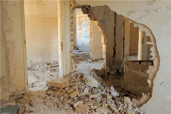 人工拆墻方法與安全操作指南