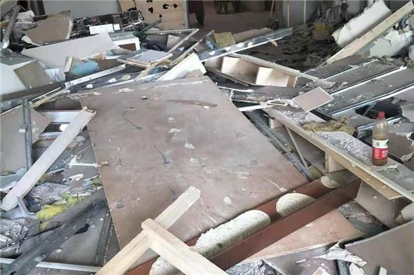 如何拆除吊頂以進(jìn)行房屋改造？這些拆除技巧在不同施工環(huán)境中如何應(yīng)用？